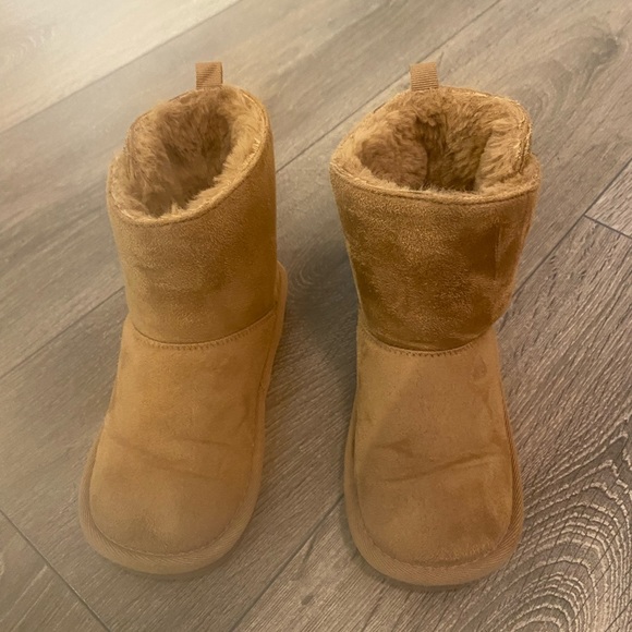 Like new Joe Fresh toddler Uggs size toddler 10 only worn once or twice. - Picture 1 of 2